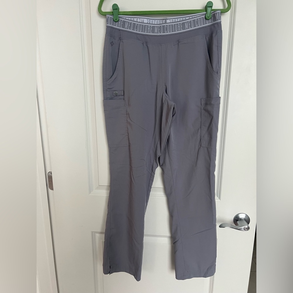 Med Couture Touch 7-Pocket Elastic Waist Scrub Pants - size M - Cloud Gray